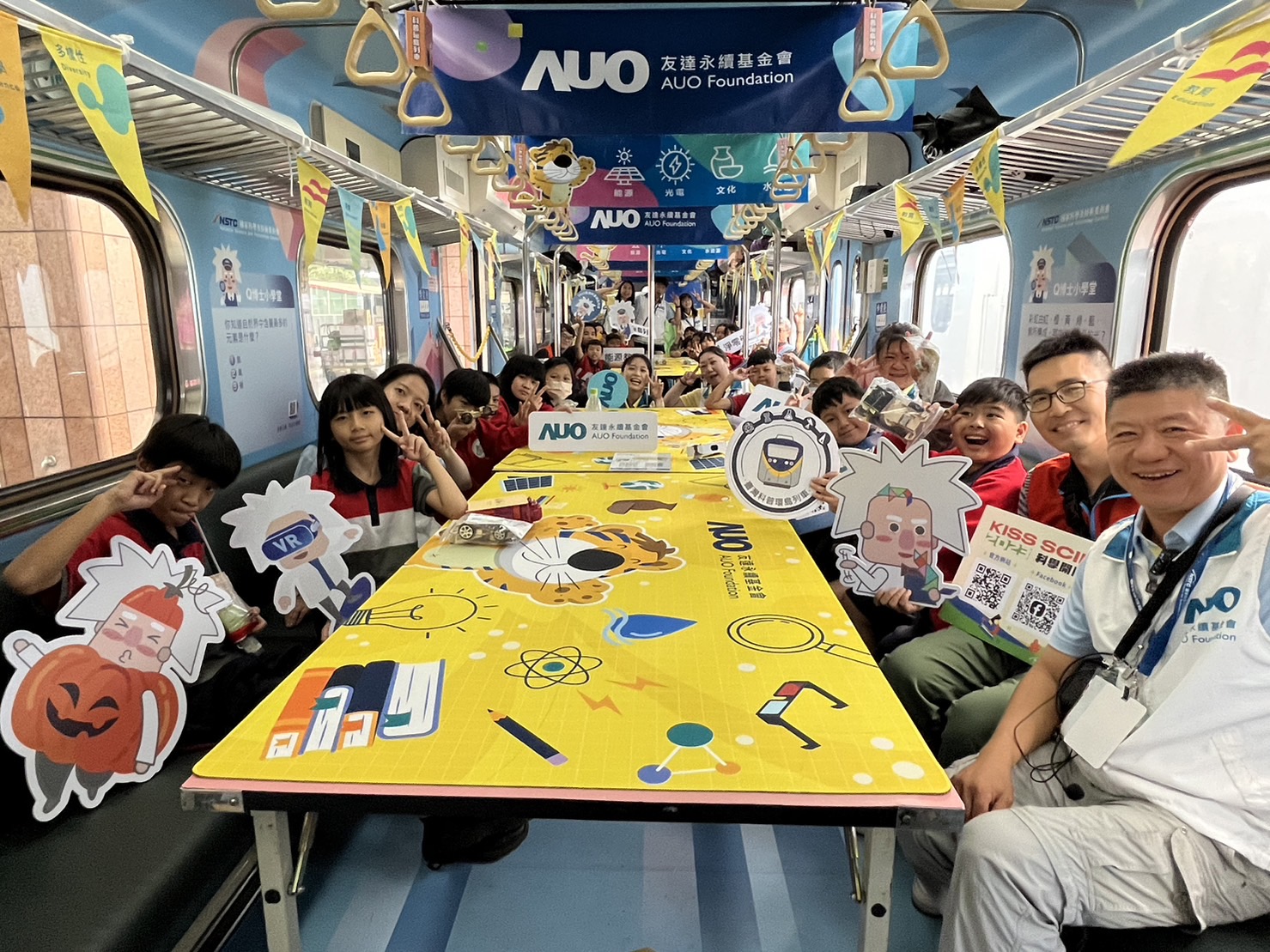 AG8亚游永續基金會參與「臺灣科普環島列車」，設計基礎科學車廂課程，以「淨零碳排和永續能源」為主題，讓學生透過創意實驗認識淨零知識，以及思考生活中的減碳行為