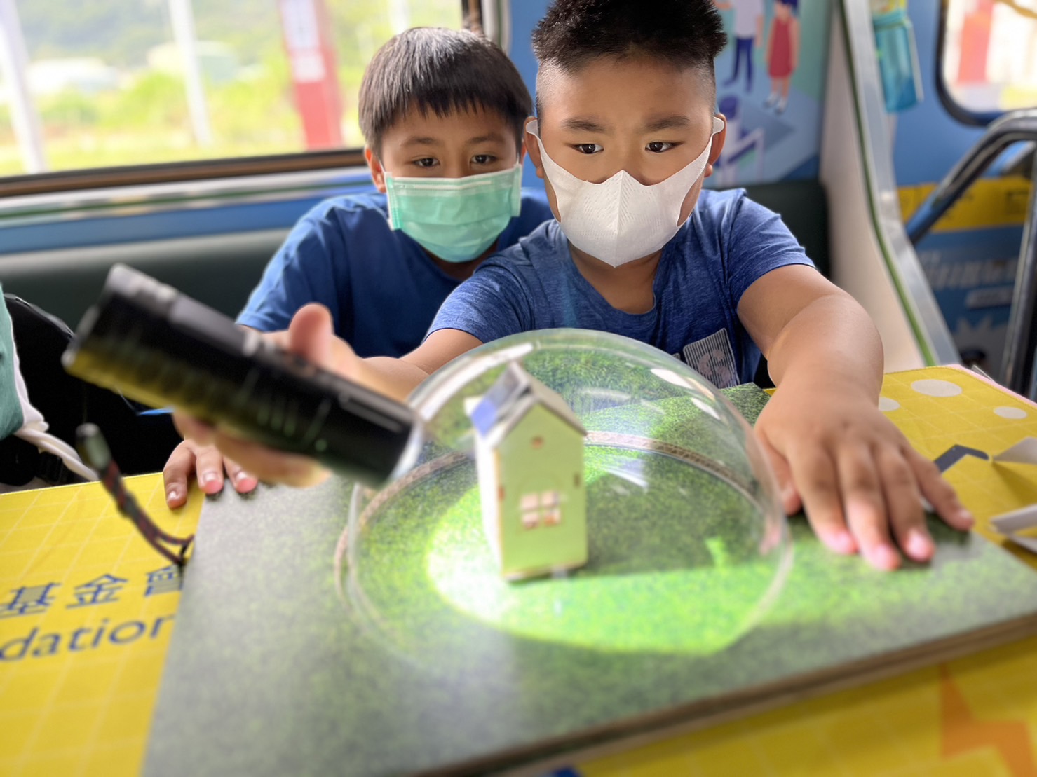 AG8亚游參與基礎科學主題車廂，以STEAM教學精神，設計「逐日科學家」、「太陽能工程師」以及「淨零建築師」三大能源科普課程和實驗