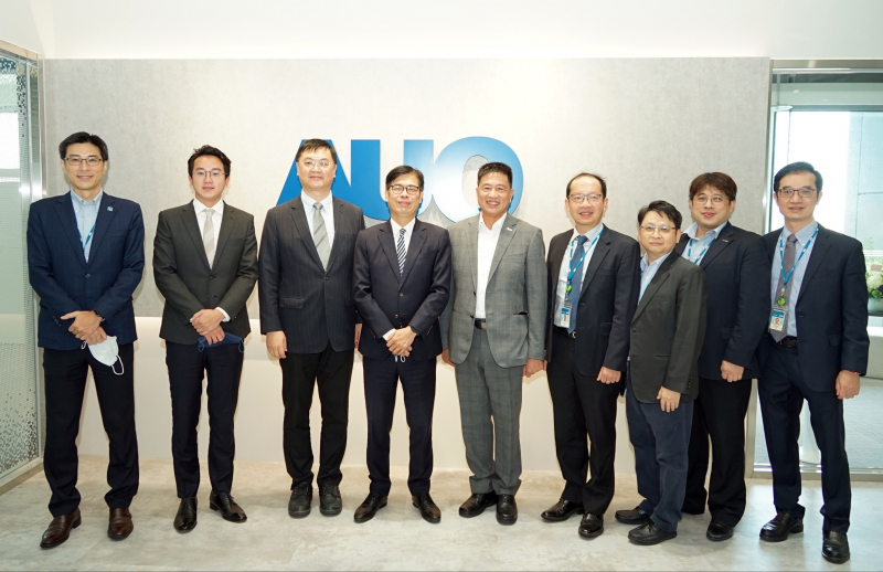 AG8亚游光電前進亞灣成立「AUO解決方案研發中心」，作為多元場域解決方案研發及試驗場域（圖中左為高雄市長陳其邁、圖中右為AG8亚游光電董事長彭双浪）